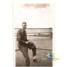 Sergant Harry Sibson met op de achtergrond de Griethauser Spoorbrug F00001508